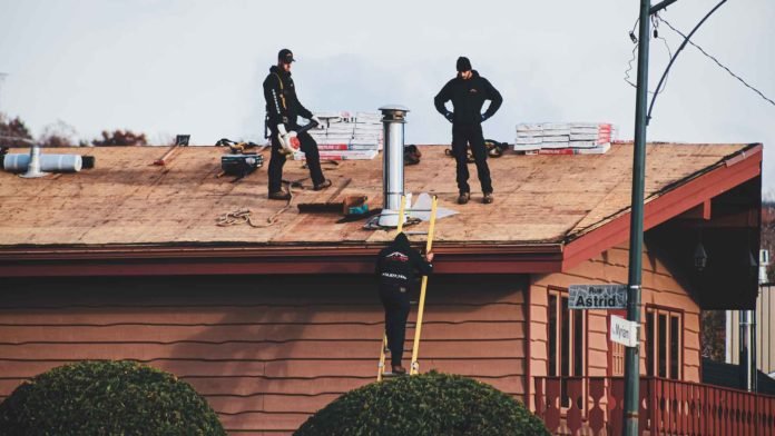 Few-Tips-for-Selecting-the-Best-Roof-Repair-Service-On-LightningIdea