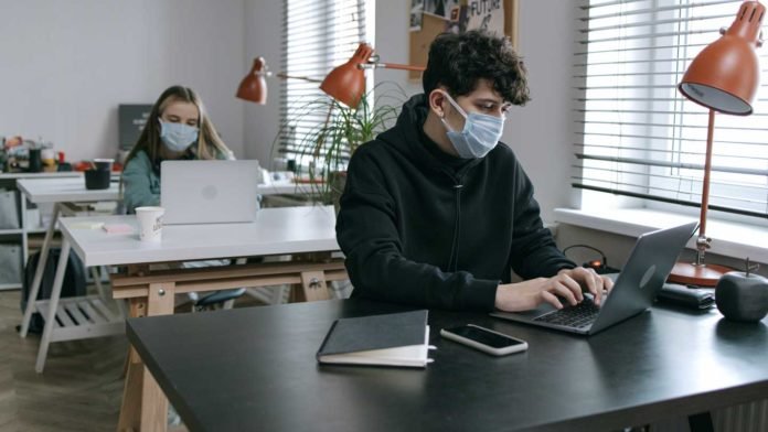 Advantages-and-Disadvantages-of-Working-with-an-SEO-Agency-on-lightningidea